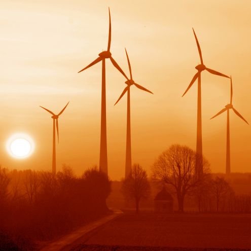 Windräder mit Bergkapelle 