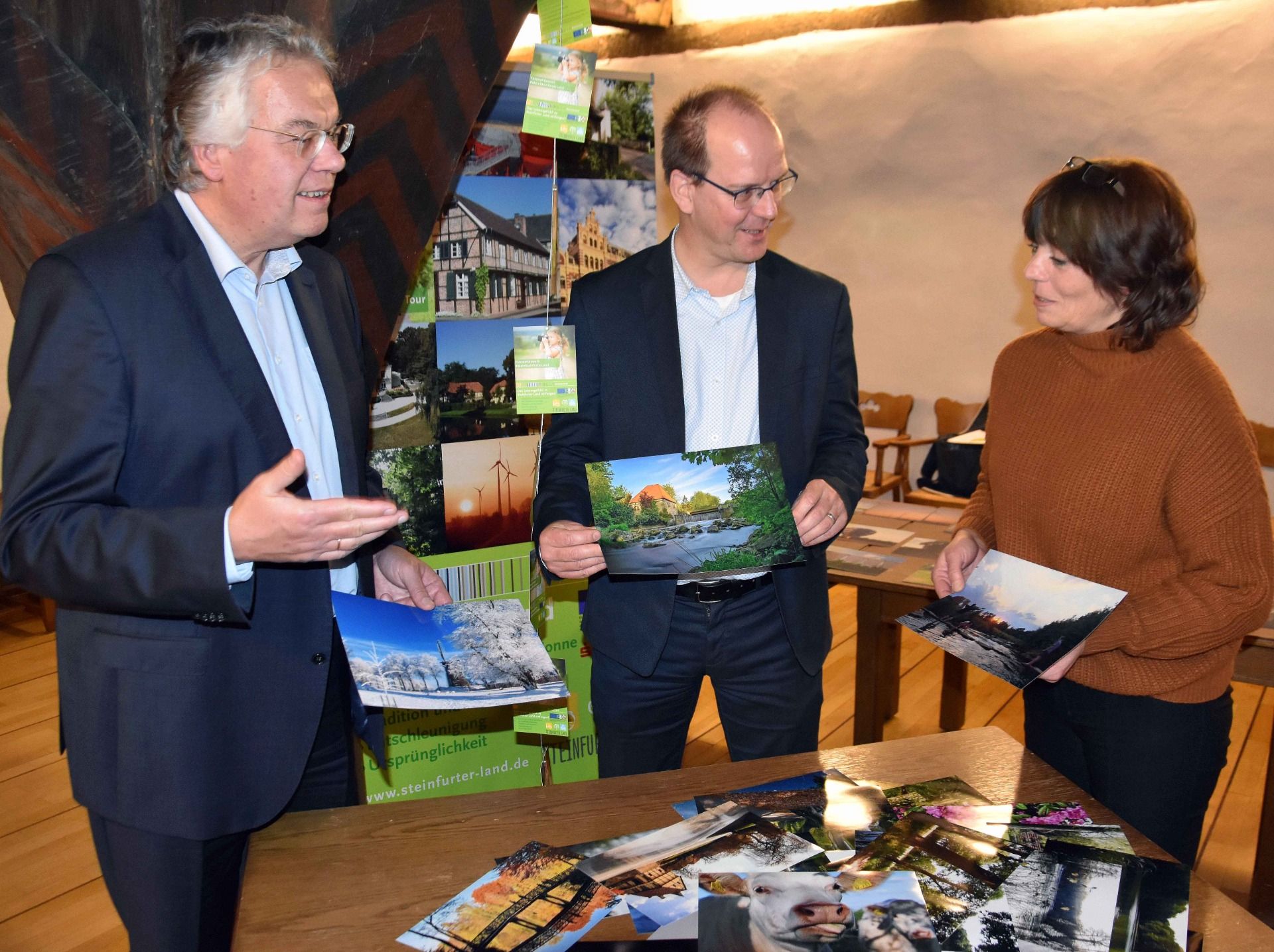 Die dreiköpfige Jury hat am 19.11.2019 im Alten Rathaus in Steinfurt die Fotos gesichtet. Heinz-Bernd Buss (Vorstand Kreissparkasse Steinfurt), Michael Kösters (Münsterland e.V. Bereichsleiter Tourismus) und Dorothea Böing (Fotografin Kreis Steinfurt) haben die besten Bilder ausgewählt.